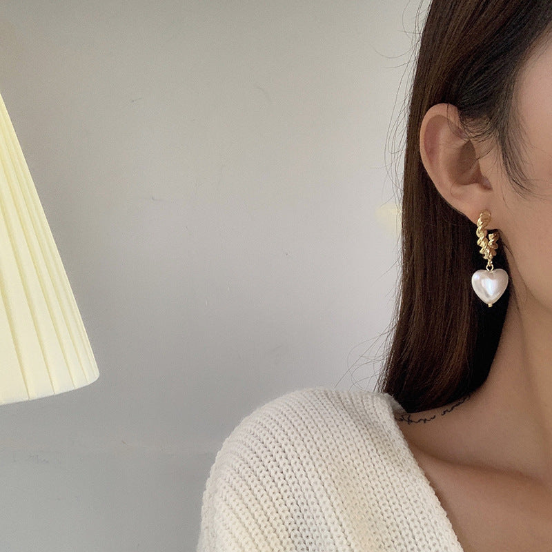 Arzonai Ins blogger temperament female love metal pearl French retro earrings metal texture elegant trendy earrings for women and Girls