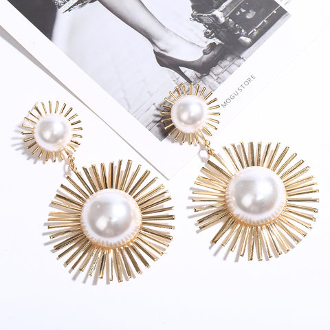 Arzonai new fashion pearl earrings, metal hollow flower earrings, female catwalk style, fashionable earrings