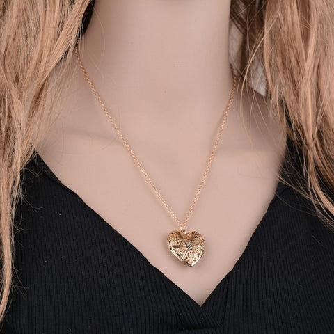 Arzonai Heart-shaped Love Necklace can be opened to put small photos plated hollow female heart-shaped photo box necklace