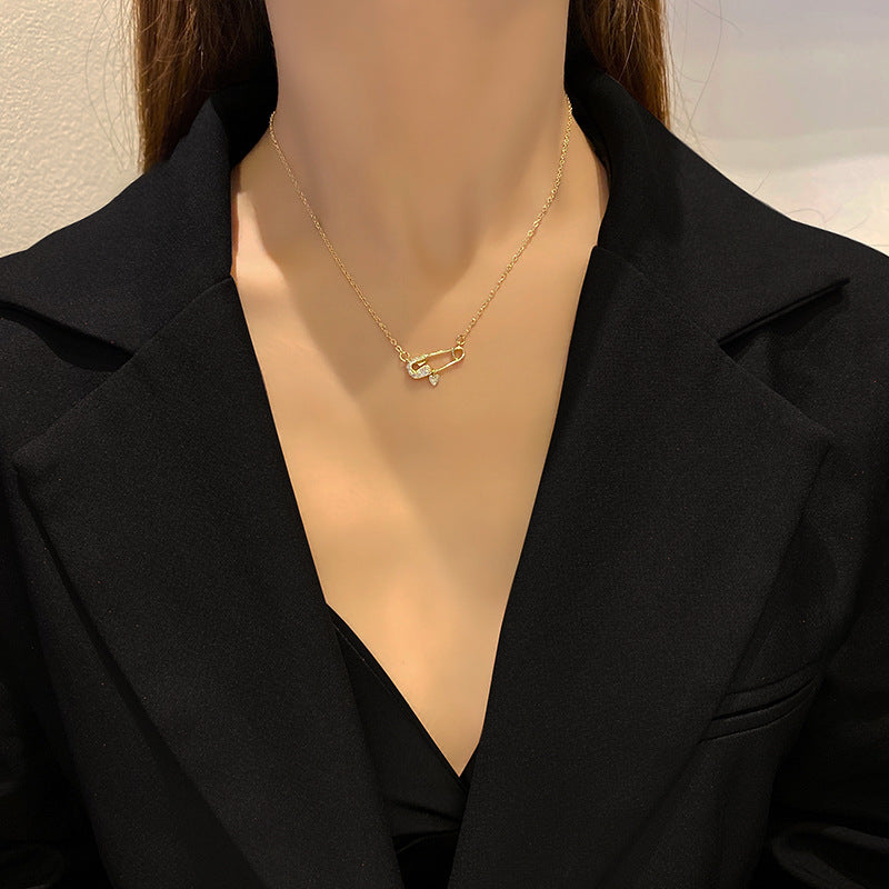 Arzonai Light luxury zircon brooch titanium steel necklace female tide ins niche design sense clavicle chain temperament net red personality pendant