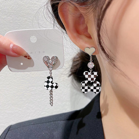 Arzonai 2022 new trendy Korean asymmetric checkerboard bear love earrings female autumn and winter temperament net red earrings