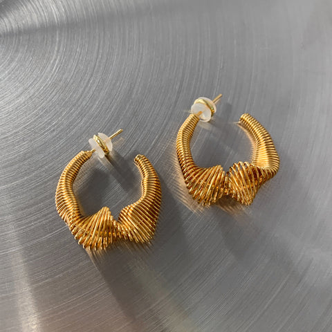 Arzonai European and American exaggerated metal sense twisted ear buckle earrings female geometric coil line design sense irregular U-shaped earrings