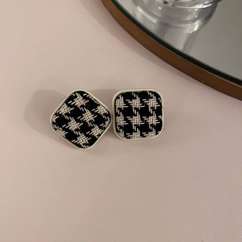 Arzonai Geometric Black and White Contrast Checkered Stripes Earrings Checkerboard Earrings High-end Retro Hong Kong Style Earrings