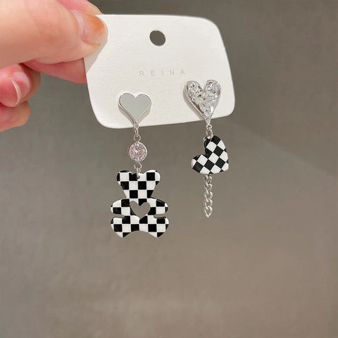 Arzonai 2022 new trendy Korean asymmetric checkerboard bear love earrings female autumn and winter temperament net red earrings