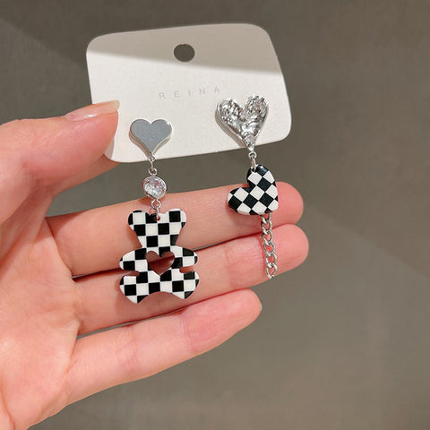 Arzonai 2022 new trendy Korean asymmetric checkerboard bear love earrings female autumn and winter temperament net red earrings