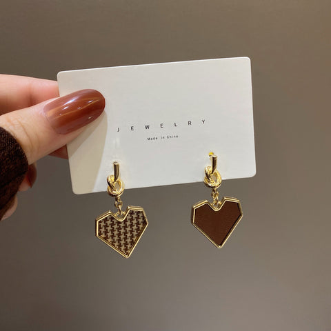 Arzonai  Japanese and Korean asymmetric love plaid earrings fashionable temperament simple retro coffee color earrings H4569