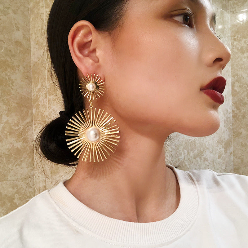 Arzonai new fashion pearl earrings, metal hollow flower earrings, female catwalk style, fashionable earrings