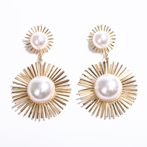 Arzonai new fashion pearl earrings, metal hollow flower earrings, female catwalk style, fashionable earrings