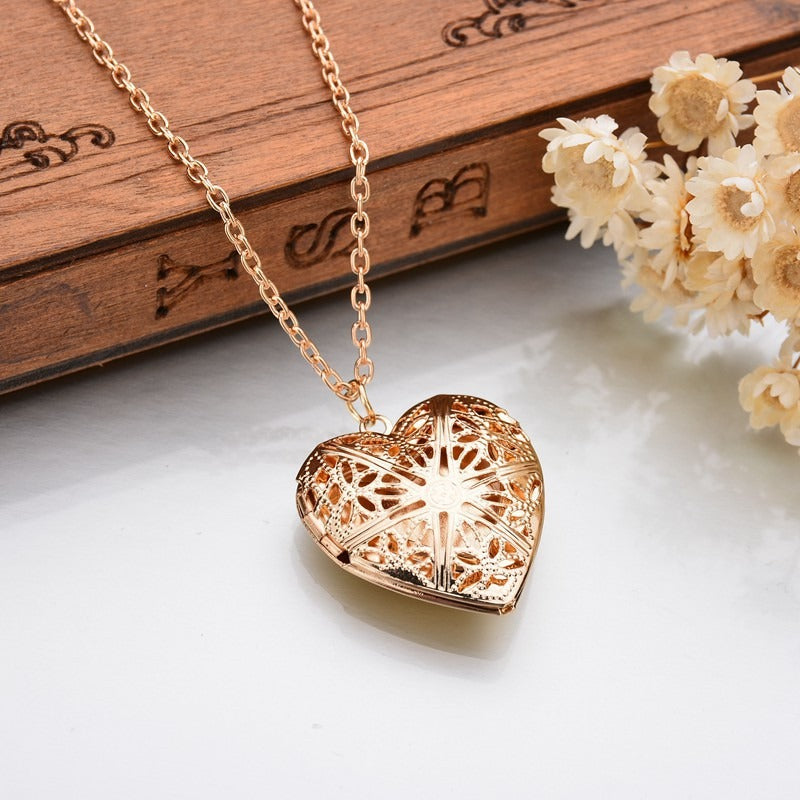 Arzonai Heart-shaped Love Necklace can be opened to put small photos plated hollow female heart-shaped photo box necklace