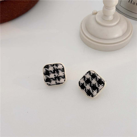 Arzonai Geometric Black and White Contrast Checkered Stripes Earrings Checkerboard Earrings High-end Retro Hong Kong Style Earrings