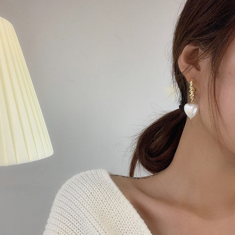 Arzonai Ins blogger temperament female love metal pearl French retro earrings metal texture elegant trendy earrings for women and Girls
