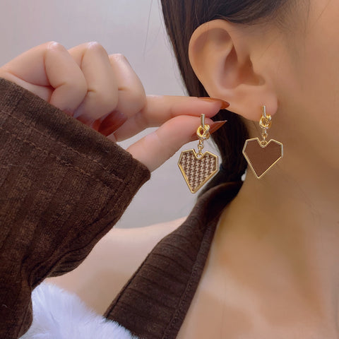 Arzonai  Japanese and Korean asymmetric love plaid earrings fashionable temperament simple retro coffee color earrings H4569