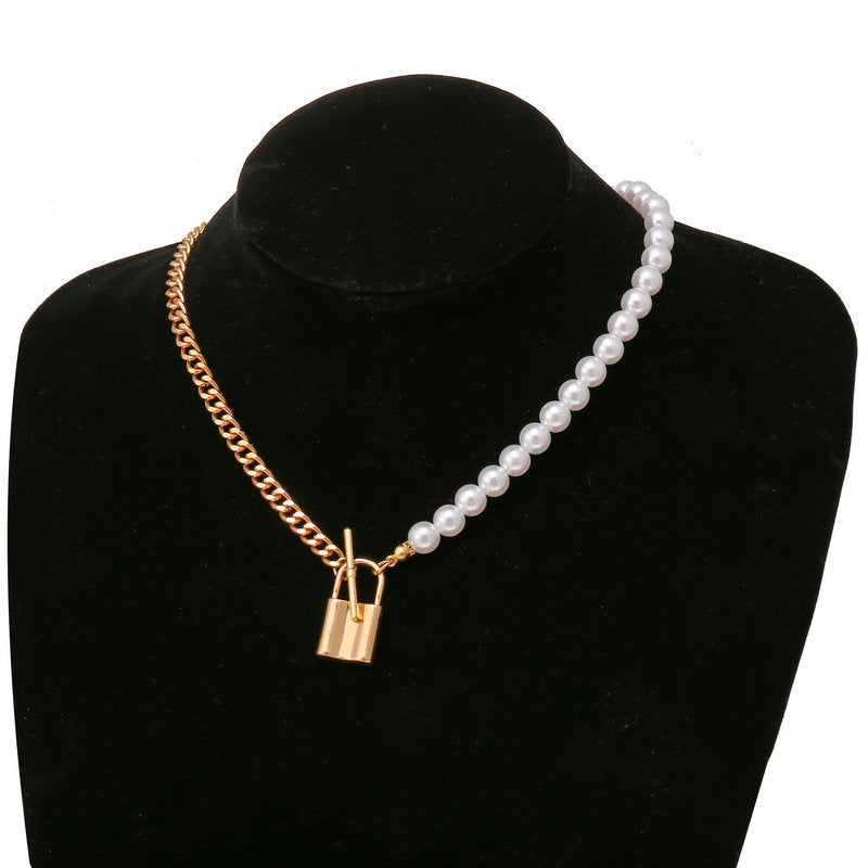 Arzonai new chain clavicle chain European and American creative retro metal lock pendant artificial pearl necklace