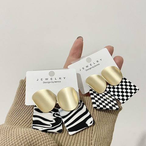 Arzonai Korean atmosphere exaggerated personality frosted gold checkerboard earrings new design acrylic earrings for women and Girls